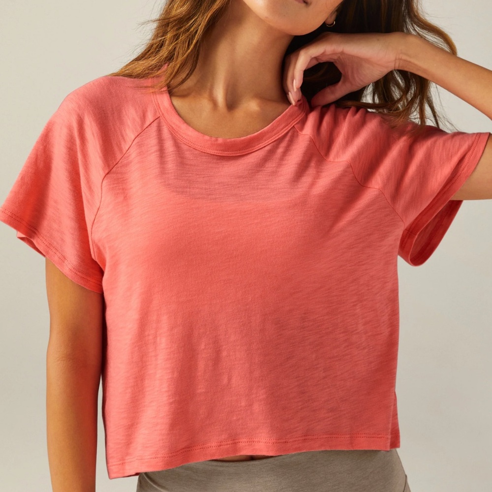 NWOT Beyond Yoga Signature High Low Cropped Tee - Coral Glow size M